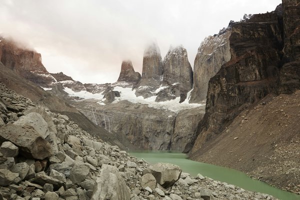 Quels sont les meilleurs hébergements en Patagonie pour une expérience de randonnée sur glacier et photographie de paysages enneigés?